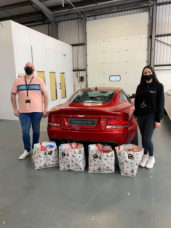 Packing Christmas hampers 2021